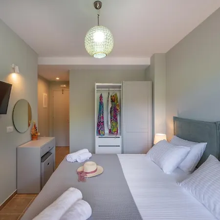 Egialion Iqia Apartment *