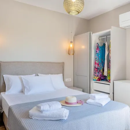 Egialion Iqia Apartament