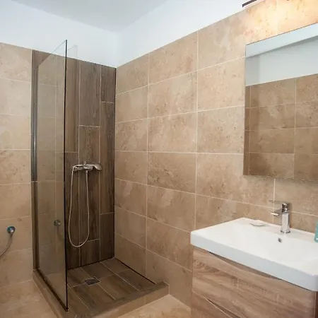 Egialion Iqia Apartament